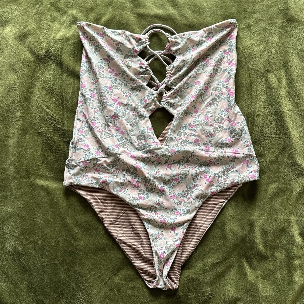 Medium acacia one piece